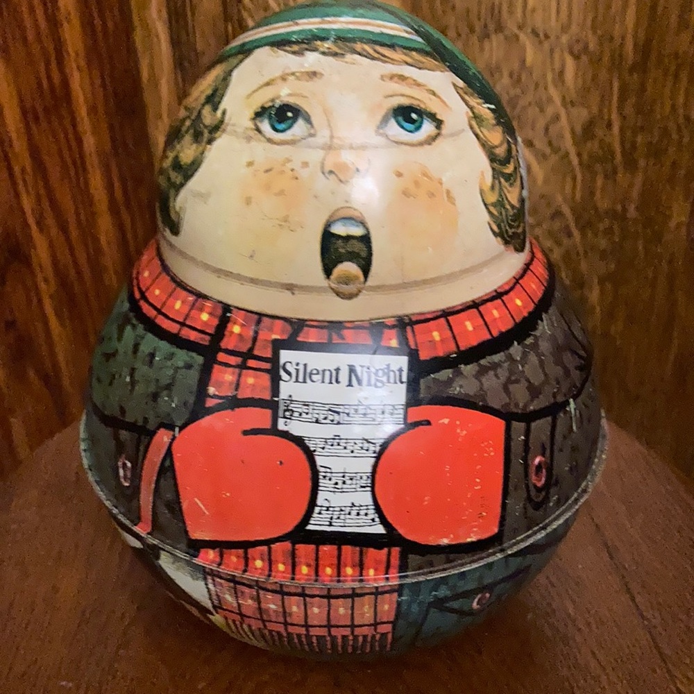 Vintage holiday tobacco tin by Chein Co 1982. Ropy Poly Caroller. Yule ❤️ it!